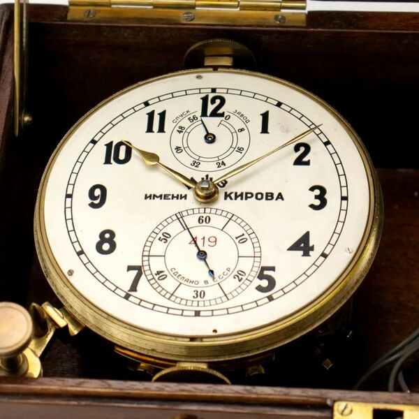 Datei:Kirowa Doppelchronometer mit 56h Gangreserveanzeige, ca. 1947 (5).jpg