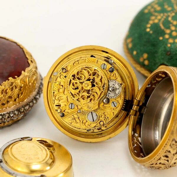 Datei:Benjamin Sidey, Londoner Achat -Spindeltaschenuhr mit Viertelstundenrepetition und polychromem Emailmedaillon ca. 1750 (13).jpg