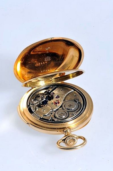 Datei:Huguenin - Breguet pocketwatch case back.jpg