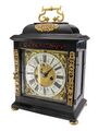 Isaac Lowndes, Bracket Clock mit Stundenselbstschlag, Schnurzug-Viertelstundenrepetition und Datum ca. 1695 (2).jpg