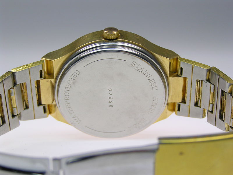 Datei:UMF Herrenarmbanduhr mit UMF 28-40 aa RS.jpg