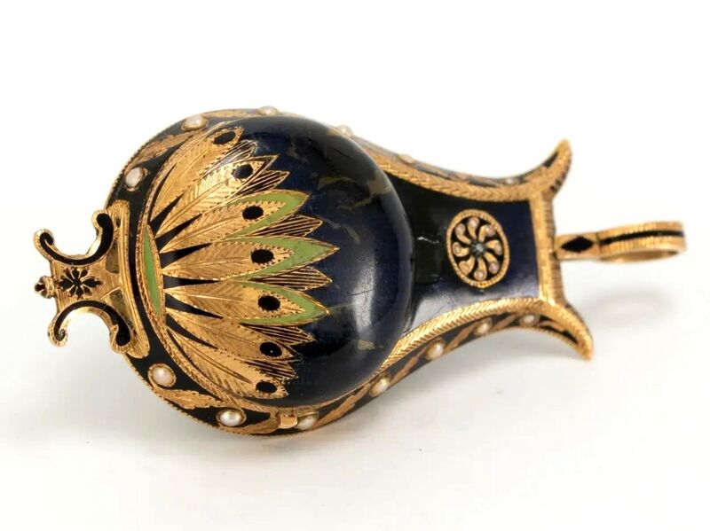 Datei:Amalric Frères, mit Halbperlen und einem Diamanten besetzte Genfer Goldemail-Anhängeuhr in Form einer Lyra, ca. 1810 (4).jpg