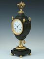 Gaston Jolly á Paris, Directoire Amphoren Vasen-Pendule mit Armillarsphäre, ca. 1790(5).jpg