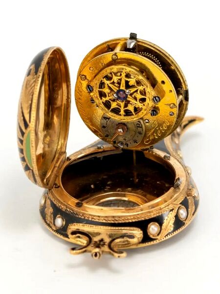 Datei:Amalric Frères, mit Halbperlen und einem Diamanten besetzte Genfer Goldemail-Anhängeuhr in Form einer Lyra, ca. 1810 (6).jpg