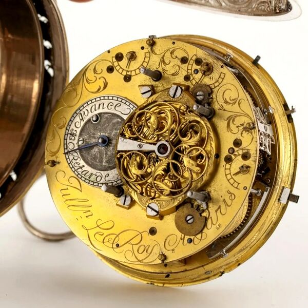 Datei:Julien Le Roy, Kutschenuhr mit Viertelstunden-Stundenrepetition, Wecker, Monats- und Datumsanzeige ca. 1760 (22).jpg