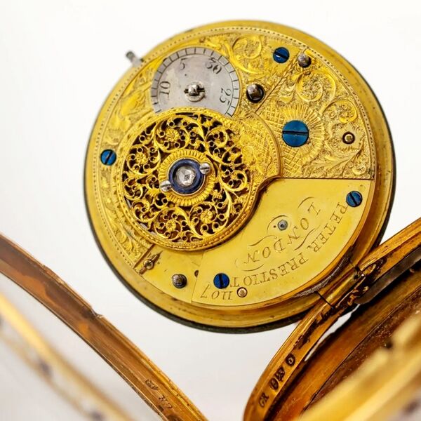 Datei:Peter Prestiot Goldemail Taschenuhr mit Zylinderhemmung ca. 1816 (8).jpg