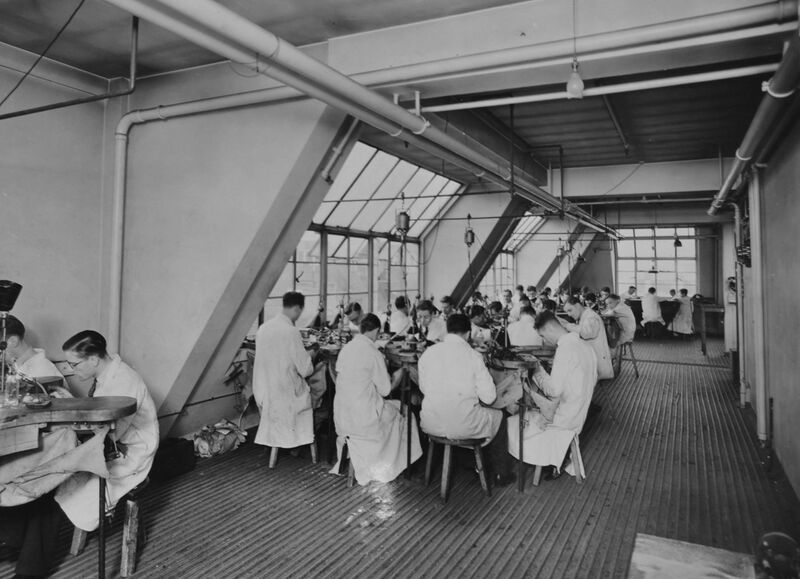 Datei:Gold - und Silberschmiede Werkstatt der Firma J.C.Vickery.jpg