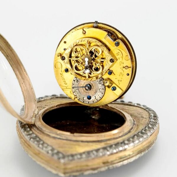 Datei:André Hessen, schmucksteinbesetzte, herzförmige Email-Spindeltaschenuhr ca. 1780 (4).jpg