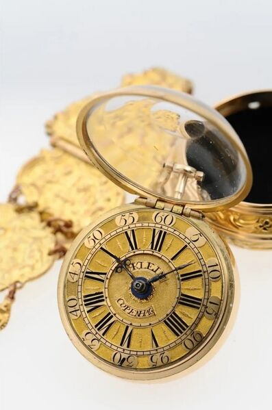 Datei:Gottfried Heins Klein, Copenhagen, Repoussé DoppelgehäuseSpindeltaschenuhr Werk Nr. 146, circa 1760 (4).jpg