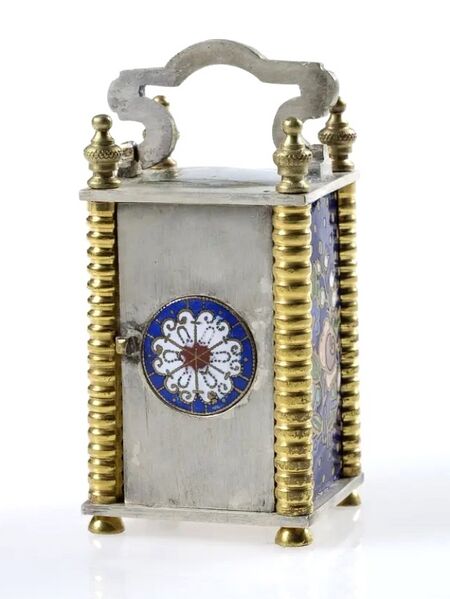 Datei:Melik Watch Co., Suisse, Miniatur-Reiseuhr im reich verzierten Champlevé Email, Werk Nr. 57814, circa 1920 (4).jpg