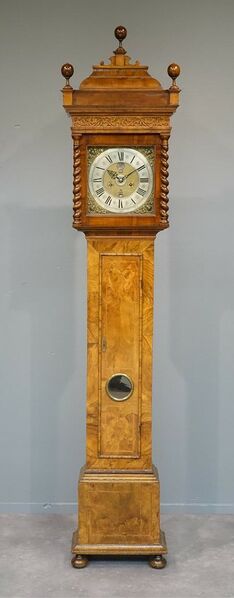 Datei:Bodenstanduhr Simon van Leeuwen ca. 1720.jpg