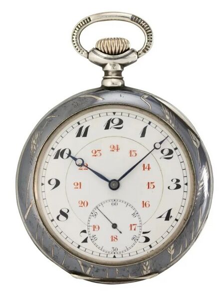 Datei:Ecole d'Horlogerie Le Sentier Schul-Taschenuhr im Niello-Silbergehäuse ca. 1920 (1).jpg