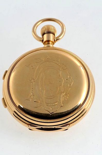 Datei:Huguenin, Leopold pocket watch case back.jpg