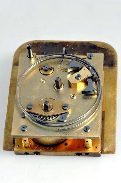 Datei:Juvenia Watch Co. Miniatur-Tischuhr mit Minutenrepetition mouvment b.jpg