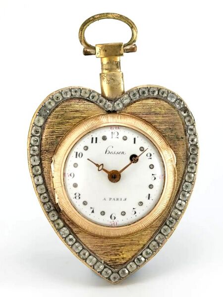 Datei:André Hessen, schmucksteinbesetzte, herzförmige Email-Spindeltaschenuhr ca. 1780 (2).jpg