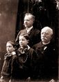 Louis-Ulysse Chopard, der Sohn Paul, Enkel Jean und Paul-André (1890).jpg