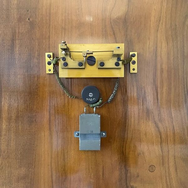 Datei:Peyer, Favarger & Cie. elektrische Präzisionspendeluhr mit elektrischer Hemmung nach Hipp mit hängender Palette und Nebenuhr ca. 1920 (13).jpg