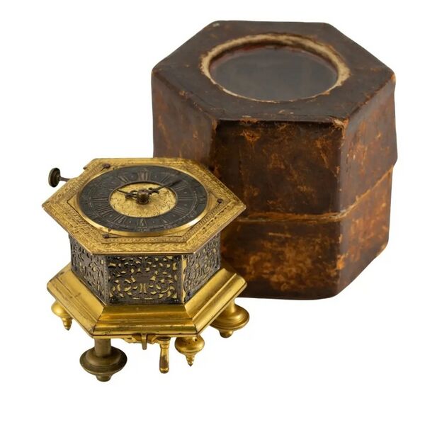 Datei:Wilhälm Köberle, hexagonale Eychstätter Horizontaltischuhr mit Viertelstundenrepetition, ca. 1700 (01).jpg