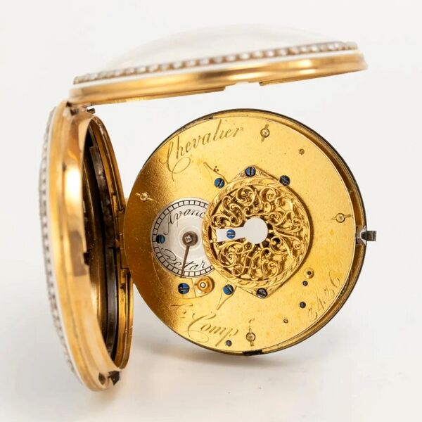 Datei:Chevalier & Comp. mit Halbperlen besetzte Goldemail-Spindeltaschenuhr ca. 1790 (9).jpg