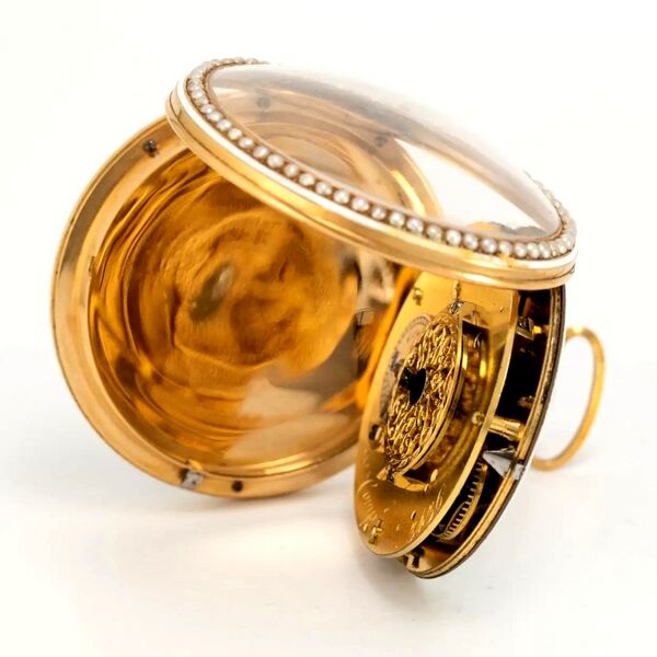 Datei:Chevalier & Comp. mit Halbperlen besetzte Goldemail-Spindeltaschenuhr ca. 1790 (7).jpg