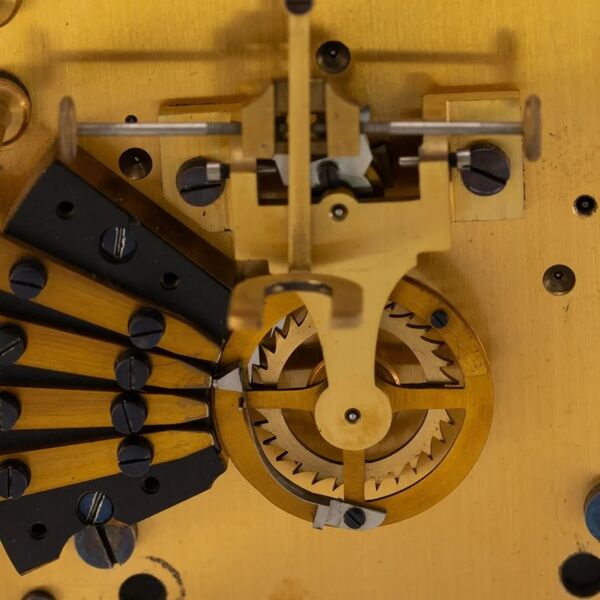 Datei:Peyer, Favarger & Cie. elektrische Präzisionspendeluhr mit elektrischer Hemmung nach Hipp mit hängender Palette und Nebenuhr ca. 1920 (07).jpg