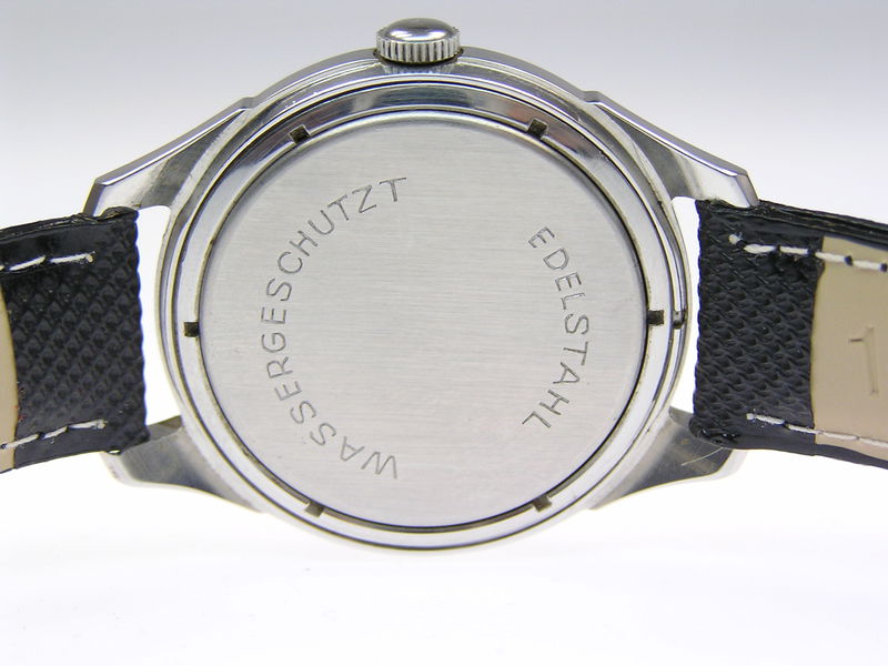 Datei:UMF Herrenarmbanduhr mit UMF 29-12 A292 RS.jpg