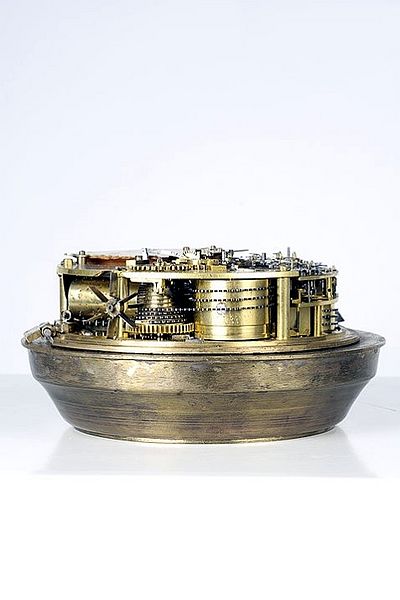 Datei:George Prior London table clock movement site b.jpg