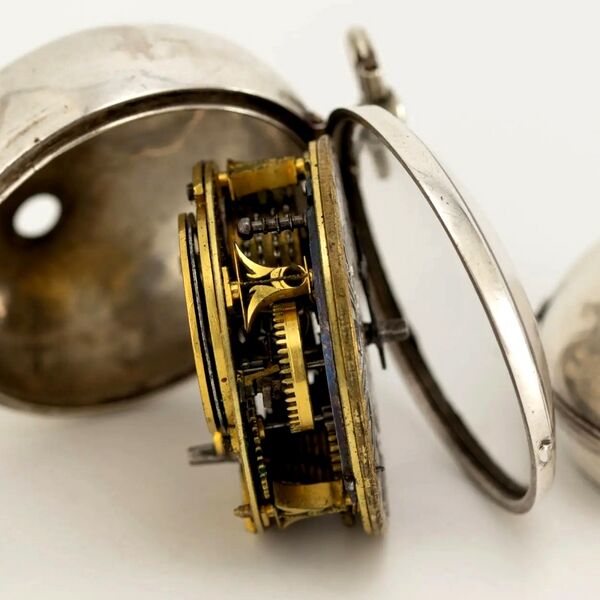 Datei:Johannes Kreittmayr, Einzeigrige Münchner Doppelgehäuse-Spindeltaschenuhr ca. 1680 (8).jpg