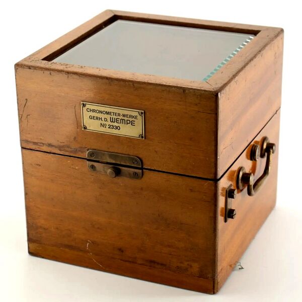 Datei:Chronometerwerke GmbH Wempe, Hamburg, Schiffschronometer No. 2330 ca. 1938 (2).jpg