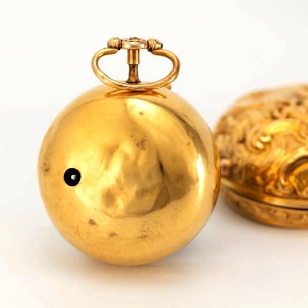 Datei:Charles Cabrier Doppelgehäuse-Spindeltaschenuhr mit Repoussé-Außengehäuse ca.1740 (07).jpg