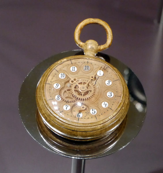 Datei:Michail S Bronnikov Taschenuhr aus Holz3.JPG