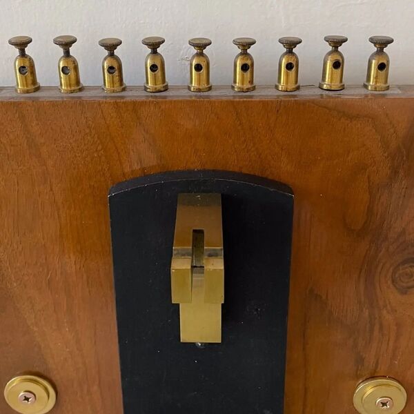 Datei:Peyer, Favarger & Cie. elektrische Präzisionspendeluhr mit elektrischer Hemmung nach Hipp mit hängender Palette und Nebenuhr ca. 1920 (17).jpg