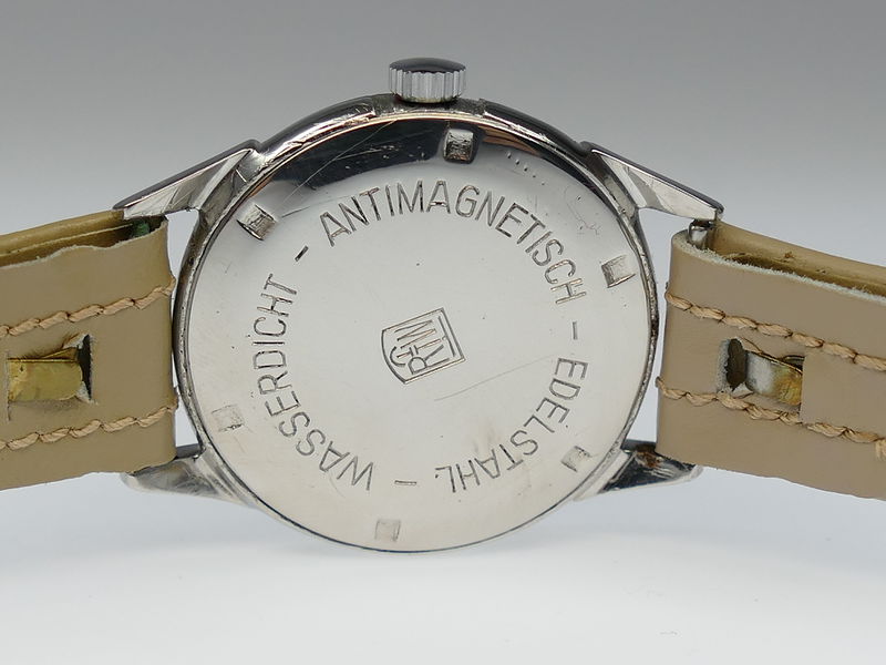 Datei:UMF Herrenarmbanduhr mit UMF 29-80 A225 RS.jpg