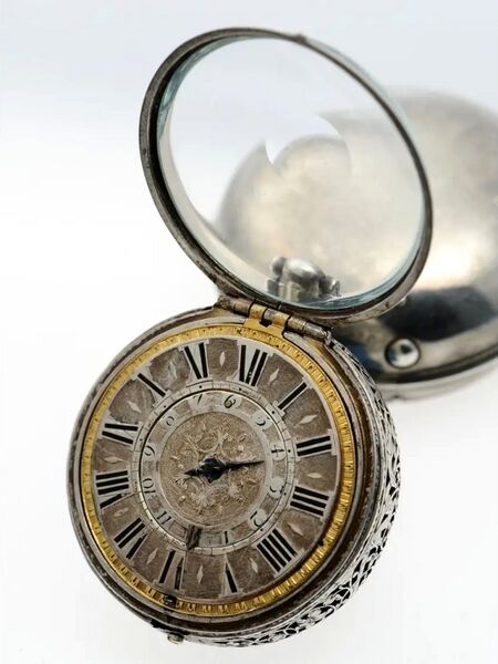 Datei:Nicolas Massy, Blois, Einzeigrige DoppelgehäuseSpindeltaschenuhr mit Wecker, circa 1710 (3).jpg