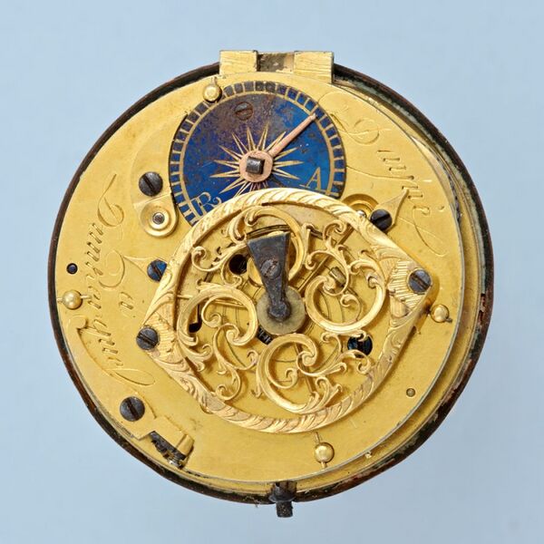 Datei:J. L. Cuenin à Dunkerque, Französische Spindeluhr mit einem ungewöhnlichen silbernen Totenkopf mit Freimaurersymbolen. ca. 1790 (8).jpg