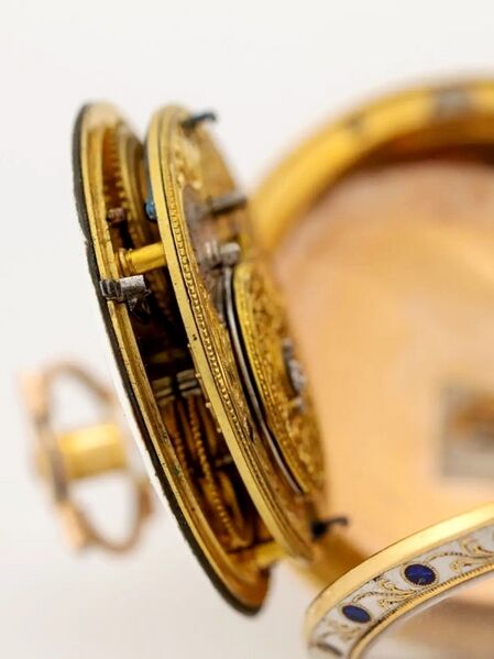 Datei:Peter Prestiot Goldemail Taschenuhr mit Zylinderhemmung ca. 1816 (6).jpg