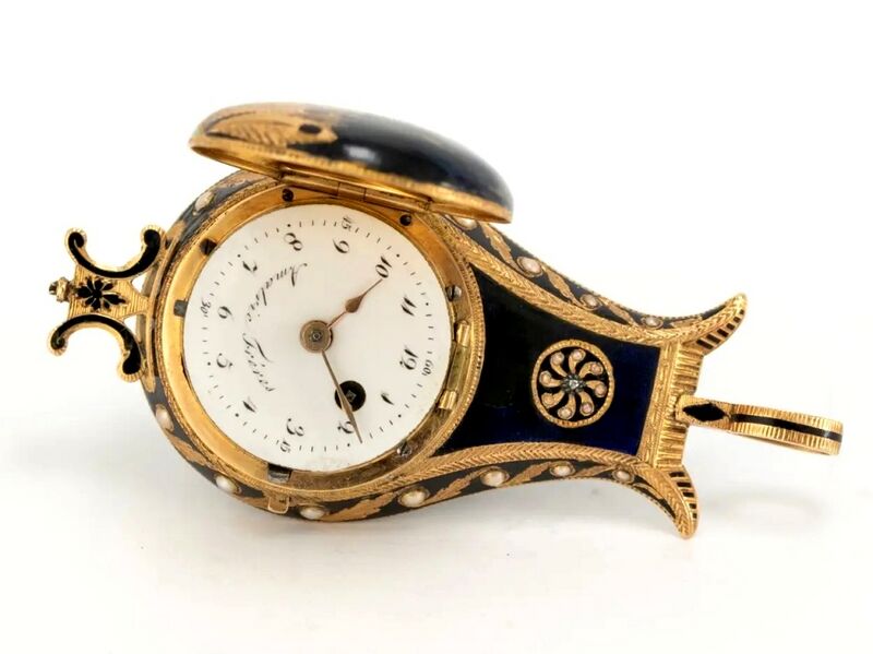 Datei:Amalric Frères, mit Halbperlen und einem Diamanten besetzte Genfer Goldemail-Anhängeuhr in Form einer Lyra, ca. 1810 (2).jpg