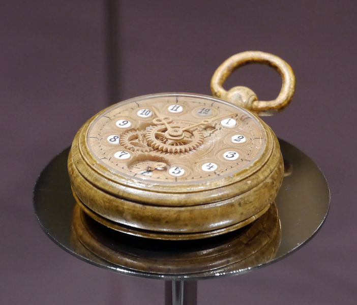 Datei:Michail S Bronnikov Taschenuhr aus Holz2.JPG