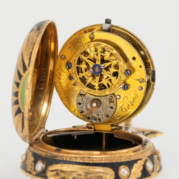 Datei:Amalric Frères, mit Halbperlen und einem Diamanten besetzte Genfer Goldemail-Anhängeuhr in Form einer Lyra, ca. 1810 (8).jpg