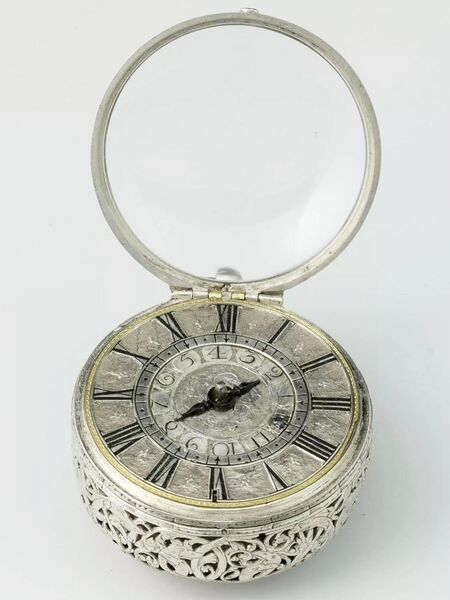 Datei:Peter Zolling Hamburg Einzeiger Silber Spindeluhr mit Alarm ca. 1690 (05).jpg