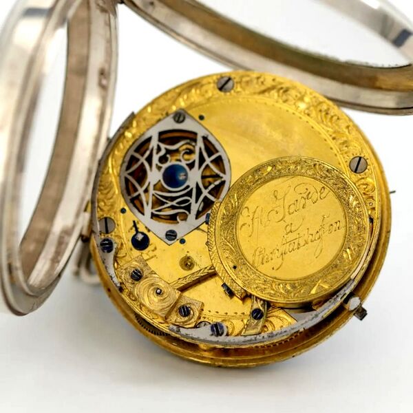 Datei:A. Sarde in Christatshofen, Taschenuhr mit Regulatorzifferblat ca. 1780 (4).jpg