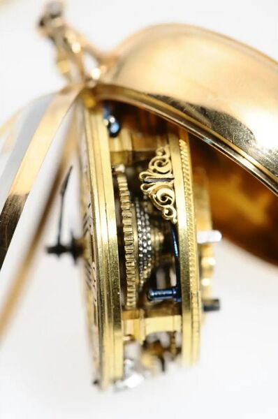 Datei:Gottfried Heins Klein, Copenhagen, Repoussé DoppelgehäuseSpindeltaschenuhr Werk Nr. 146, circa 1760 (5).jpg