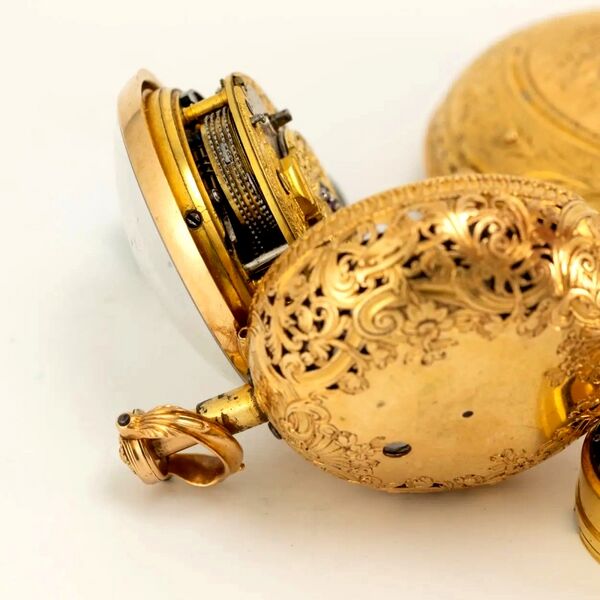 Datei:John Cowell Doppelgehäuse-Spindeltaschenuhr mit Achtelrepetition und früher Zylinderhemmung ca. 1776 (7).jpg