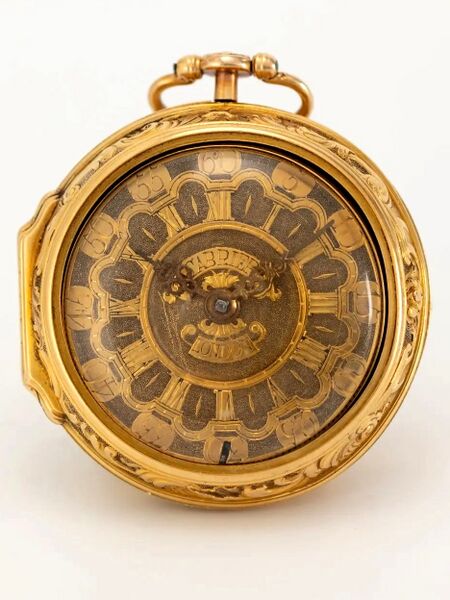 Datei:Charles Cabrier Doppelgehäuse-Spindeltaschenuhr mit Repoussé-Außengehäuse ca.1740 (01).jpg