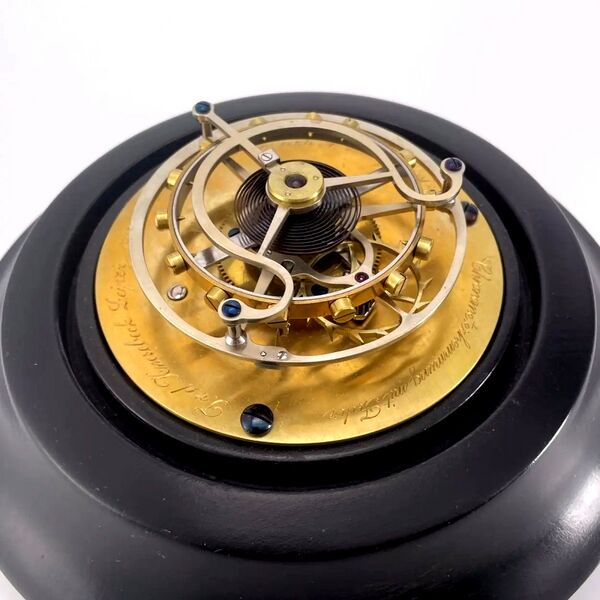 Datei:Tilmann von dem Knesebeck, Gangmodell der Federchronometerhemmung mit fliegendem Tourbillon nach Alfred Helwig, 1979 (5).jpg