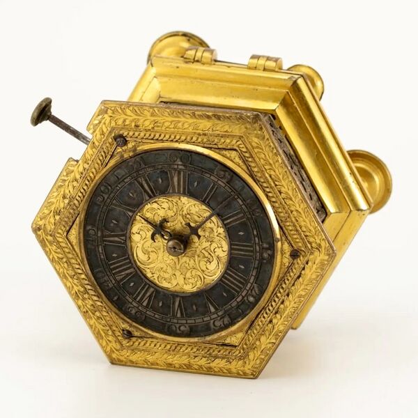 Datei:Wilhälm Köberle, hexagonale Eychstätter Horizontaltischuhr mit Viertelstundenrepetition, ca. 1700 (04).jpg