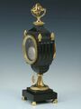 Gaston Jolly á Paris, Directoire Amphoren Vasen-Pendule mit Armillarsphäre, ca. 1790 (6).jpg