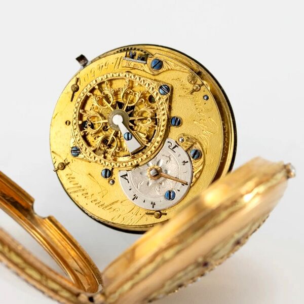 Datei:Frères Esquivillon & DeChoudens, mit Halbperlen und Granaten besetzte Genfer Spindeltaschenuhr a trois couleurs ca. 1780 (4).jpg