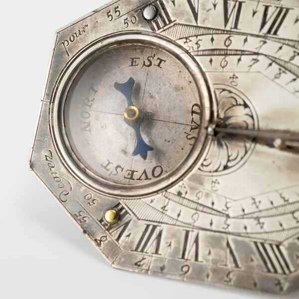 Datei:Nicolas Bion, Silberne Äquatorial-Sonnenuhr mit Kompass ca. 1720 (3).jpg