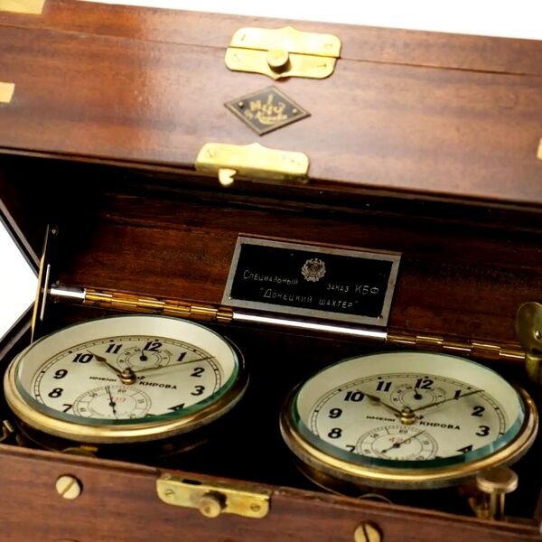 Datei:Kirowa Doppelchronometer mit 56h Gangreserveanzeige, ca. 1947 (4).jpg